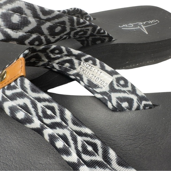 BlueFin Womens Thong Flip Flops Black with Black & White Pattern Straps Size 11 - Picture 7 of 9